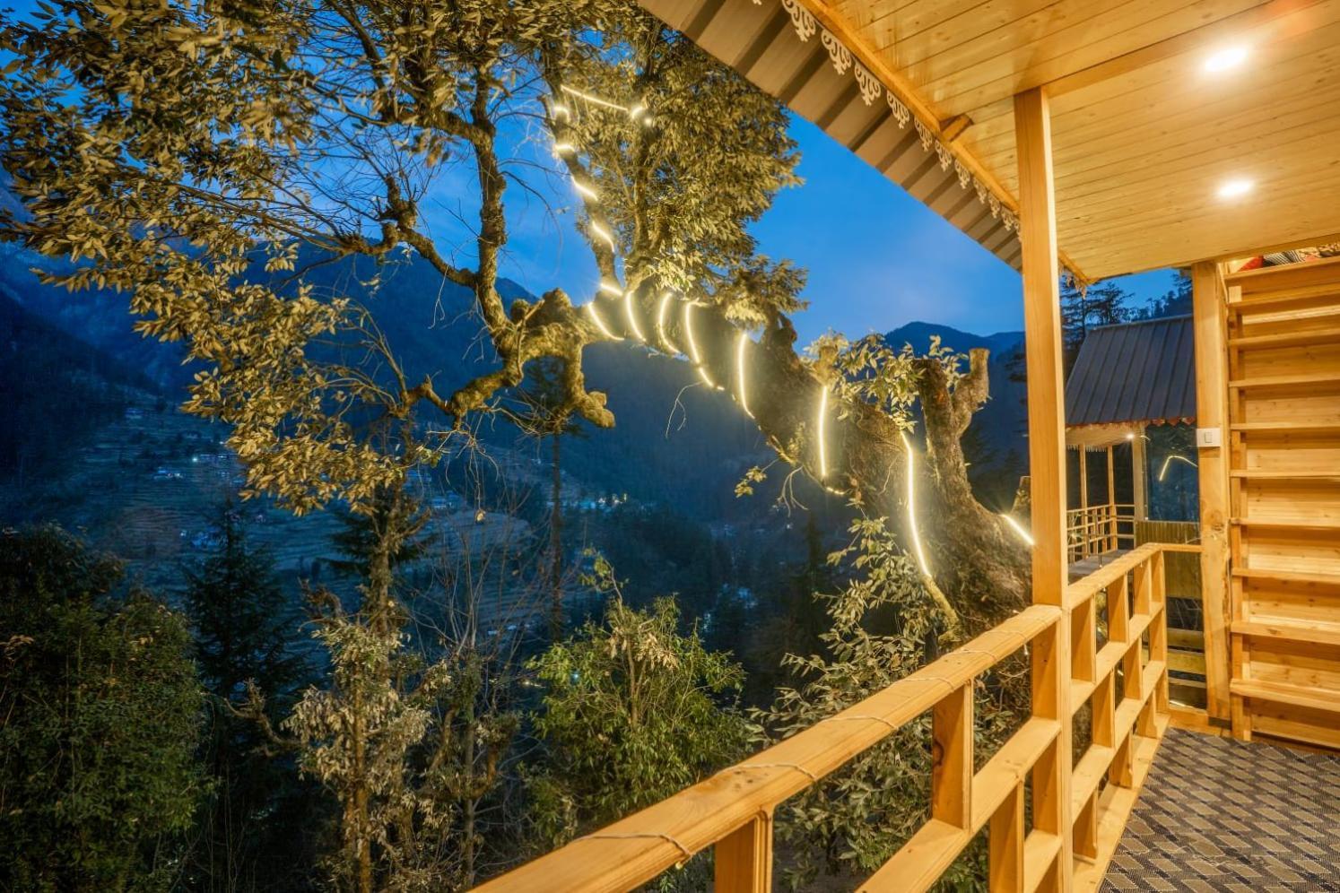 فيلا Into The Woods Treehouse Jibhi المظهر الخارجي الصورة